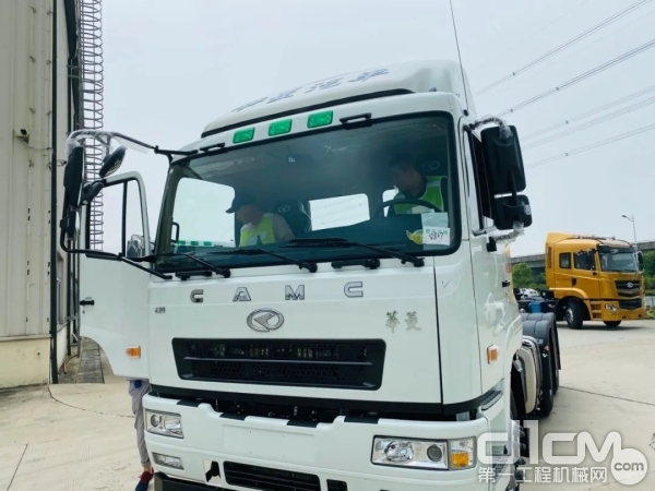 客户一行试乘试驾华菱重卡和汉马H7牵引车