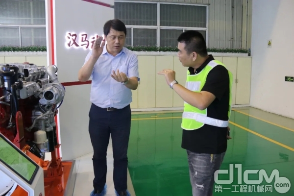 参观发动机生产车间