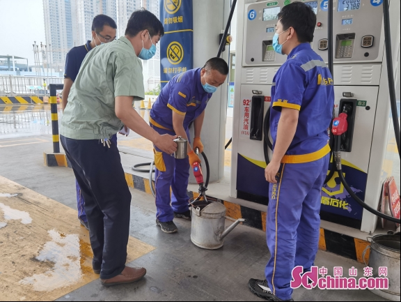 检测工作人员在加油站采样