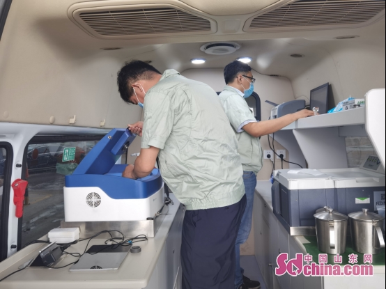 快速检测车工作人员在现场对所抽油品进行检验