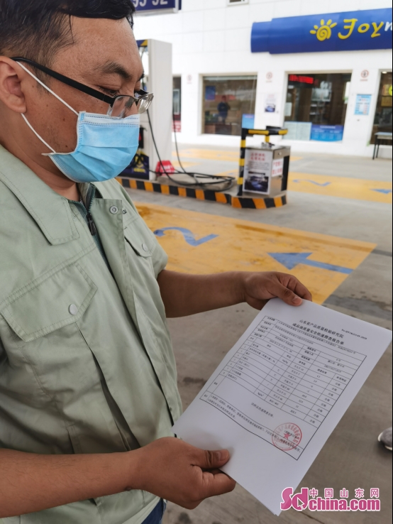 检测人员经过十五分钟的检测后展示检测结果