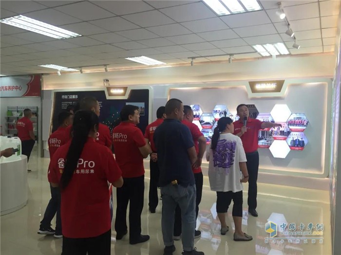 参会人员参观可兰素展厅