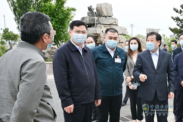 在青岛市高新区中国重汽青岛重工调研，中国重汽总经理蔡东陪同